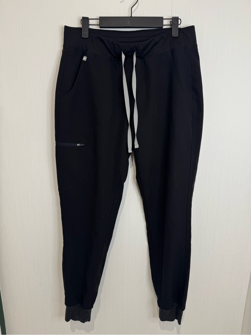 FIGS Zamora Jogger Scrub Pants! Black. Medium.